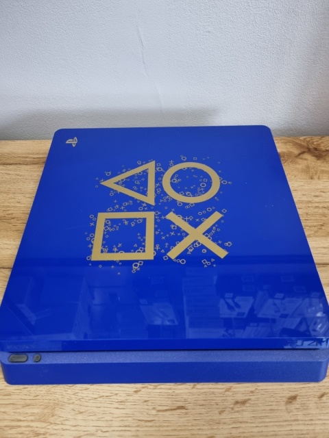 Konsola PlayStation 4 Slim 500 GB Days of Play + 2 Pady DualShock 4 Używana Konsola PlayStation 4 Slim 500 GB Days of Play + 2 Pady DualShock 4 Używana