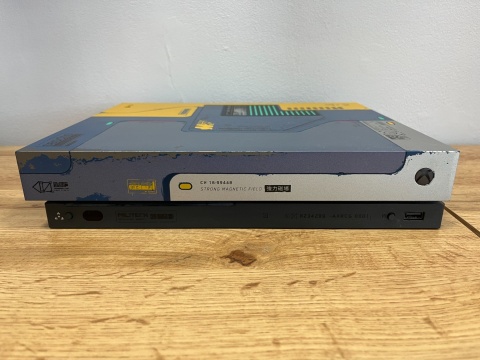 Konsola Microsoft Xbox One X z padem Cyberpunk 2077 Edition Używany Konsola Microsoft Xbox One X z padem Cyberpunk 2077 Edition Używany