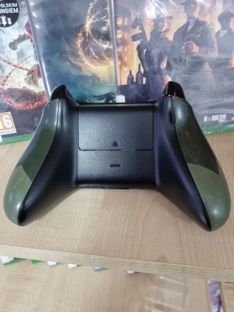 Oryginalny Pad Kontroler Microsoft Xbox One Armed Forces + akumulator | Używany Oryginalny Pad Kontroler Microsoft Xbox One Armed Forces + akumulator | Używany