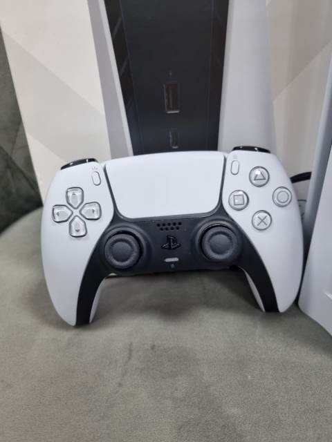 Playstation 5 FAT z napędem + Oryginalny Pad DualSense PS5 Używane Playstation 5 FAT z napędem + Oryginalny Pad DualSense PS5 Używane